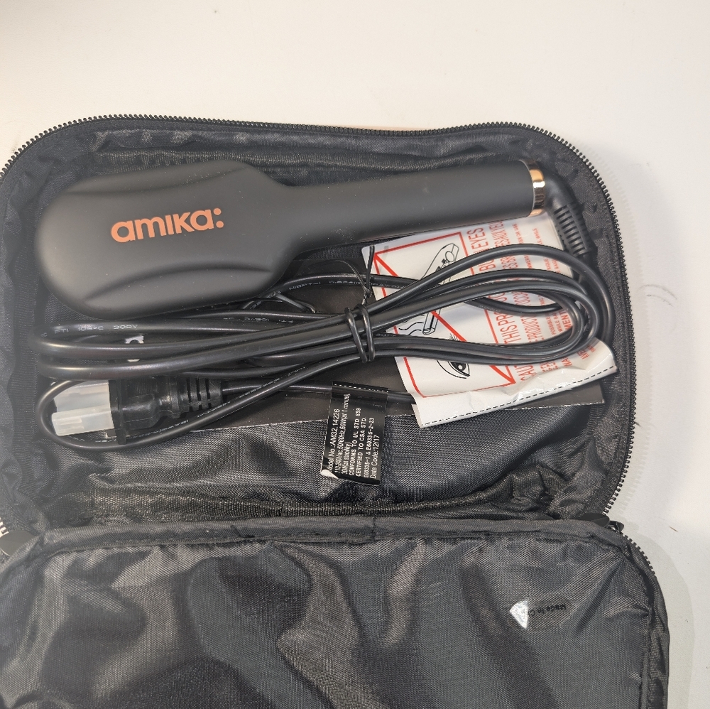 AMIKA Polished Perfection Mini Straightening Brush